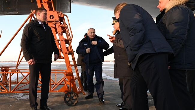 Президент РФ Владимир Путин после полета на модернизированном стратегическом ракетоносце Ту-160М. 22 февраля 2024