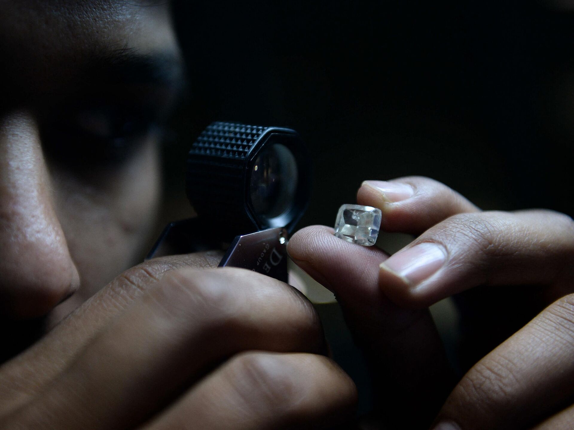 Рабочий оценивает алмаз в ботсванской компании по добыче алмазов  - РИА Новости, 1920, 22.02.2024