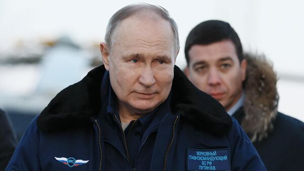 Президент РФ Владимир Путин на территории многофункциональной зоны дорожного сервиса трассы М-12 Восток