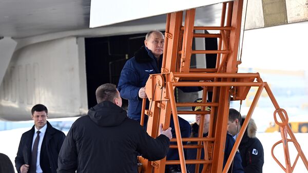 Президент РФ Владимир Путин поднимается по трапу перед полетом на модернизированном стратегическом ракетоносце Ту-160М