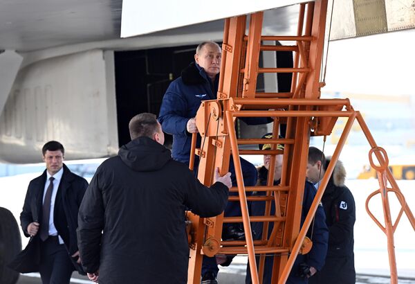 Президент РФ Владимир Путин поднимается по трапу перед полетом на модернизированном стратегическом ракетоносце Ту-160М