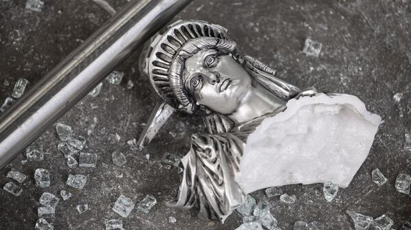 Разбитая фигура статуи Свободы 