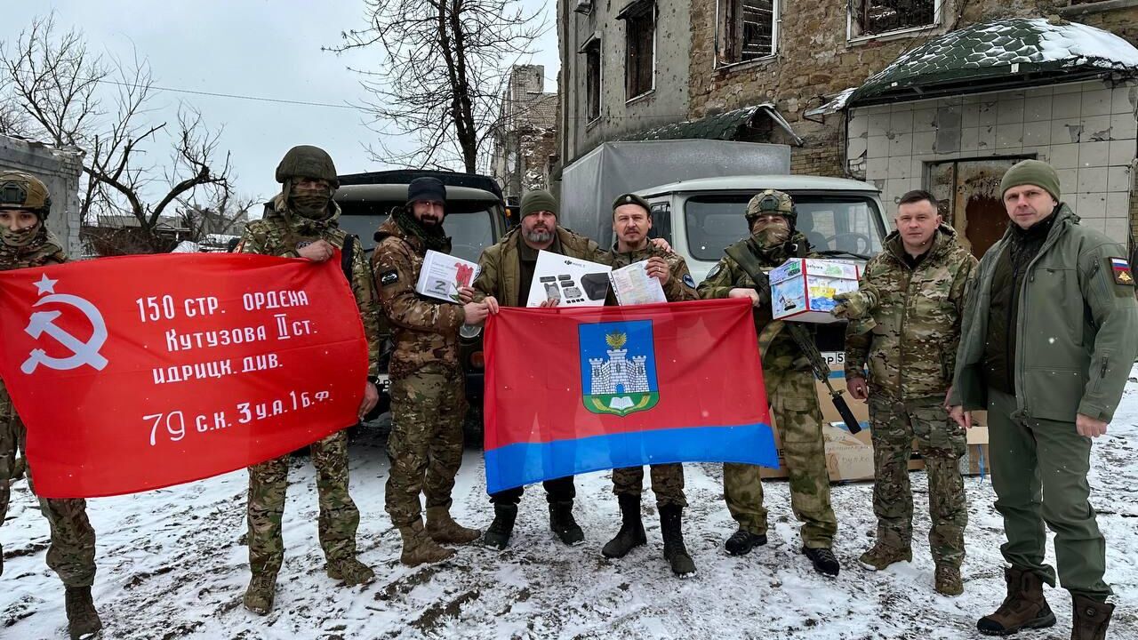  Губернатор Орловской области Андрей Клычков с бойцами СВО на передовой при доставке груза - РИА Новости, 1920, 22.02.2024