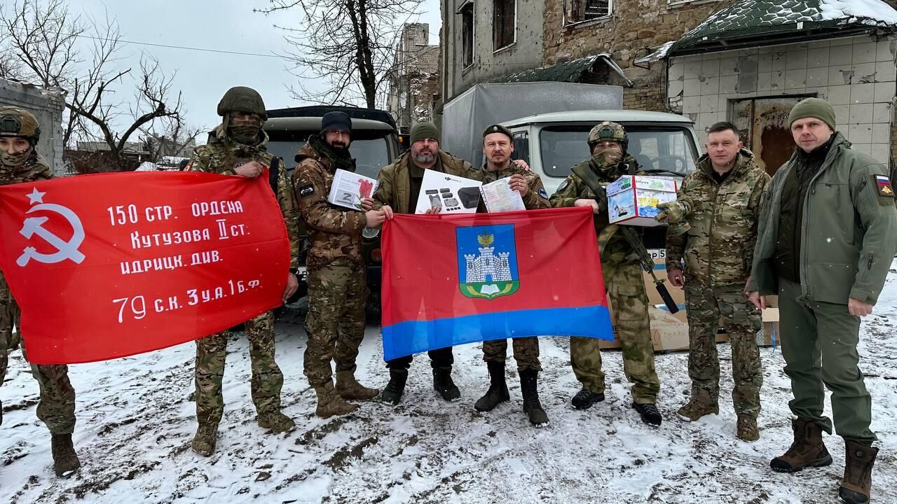  Губернатор Орловской области Андрей Клычков с бойцами СВО на передовой при доставке груза - РИА Новости, 1920, 22.02.2024