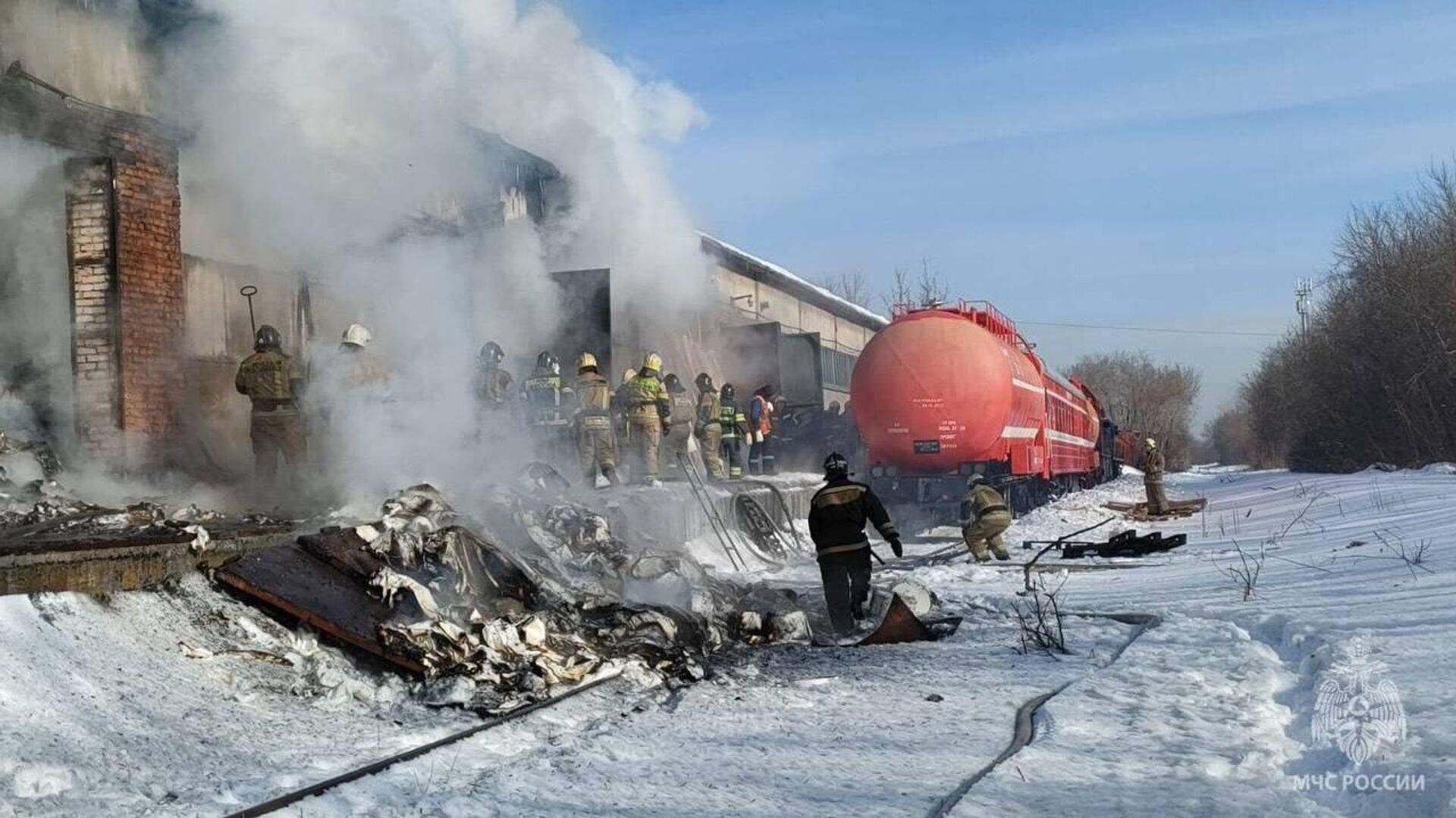 Место пожара на складе в Новосибирске. 23 февраля 2024 - РИА Новости, 1920, 23.02.2024