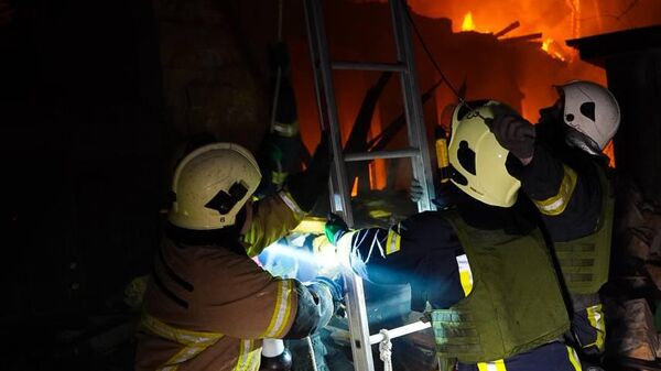 Сотрудники МЧС Украины ликвидируют пожар на объекте инфраструктуры