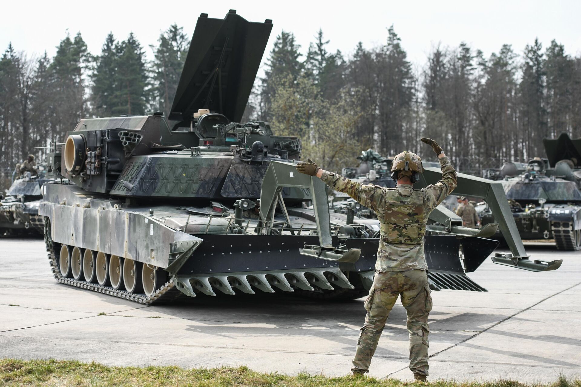 Военнослужащий армии США управляет штурмовой машиной M1150 - РИА Новости, 1920, 27.04.2024