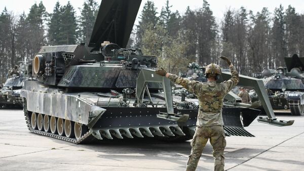 Военнослужащий армии США управляет штурмовой машиной M1150