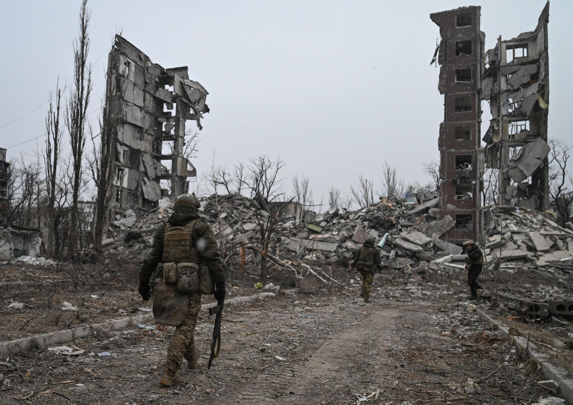 Военнослужащие у разрушенного в ходе боев здания квартала Юбилейный в Авдеевке - РИА Новости, 1920, 28.02.2024