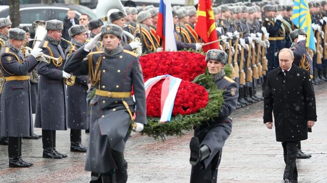 Возложение венка к Могиле Неизвестного Солдата