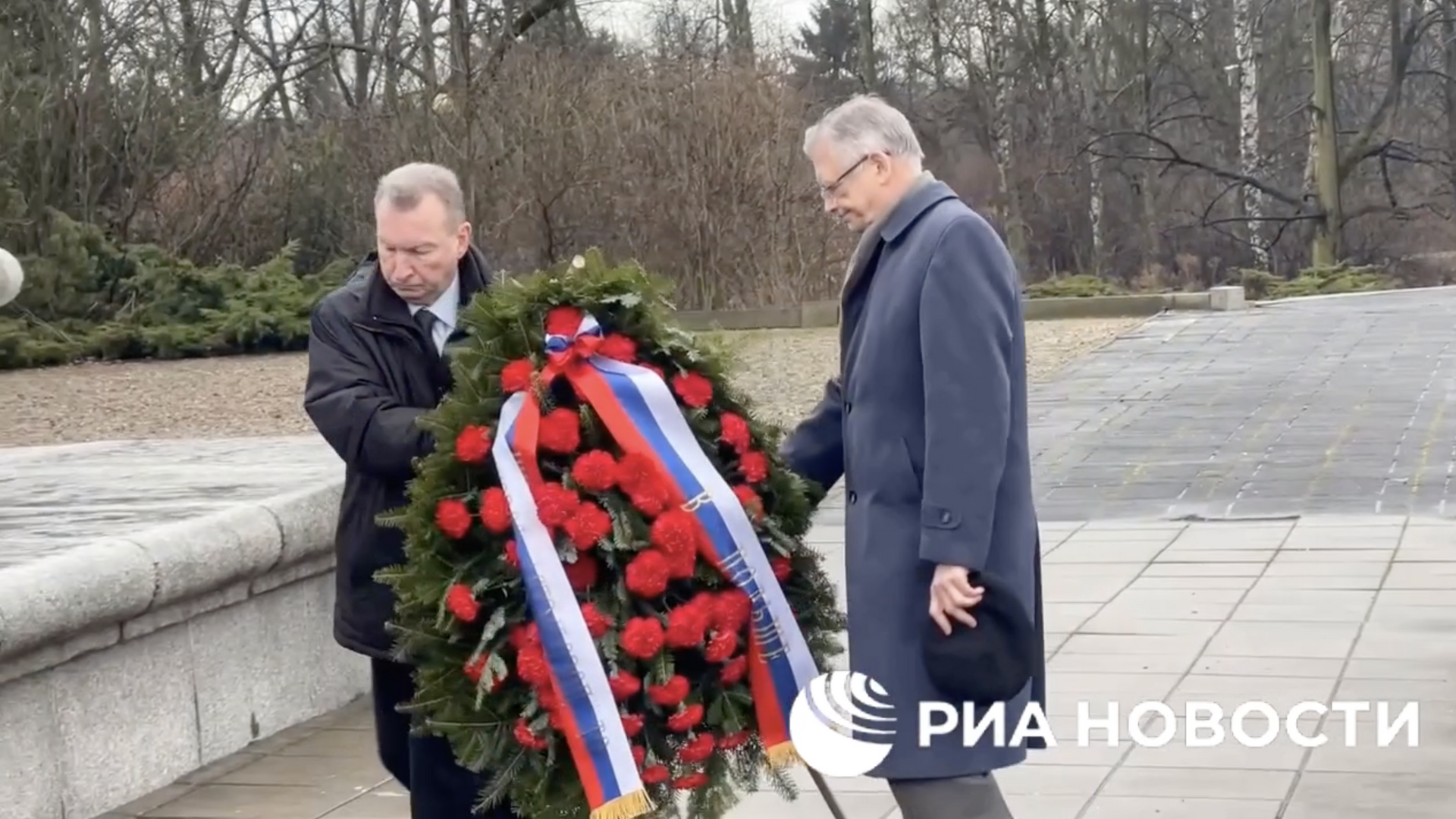 Возложение венков на мемориальном кладбище советских воинов в Варшаве. 23 февраля 2024 - РИА Новости, 1920, 23.02.2024