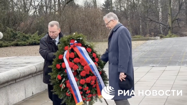 Возложение венков на мемориальном кладбище советских воинов в Варшаве. 23 февраля 2024