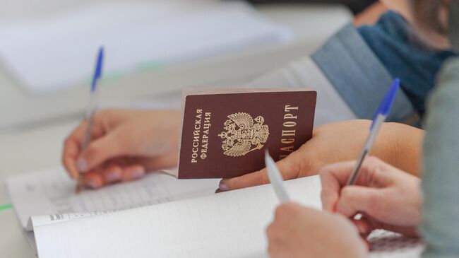 Чехия больше не признает российские паспорта без биометрии, пишут СМИ