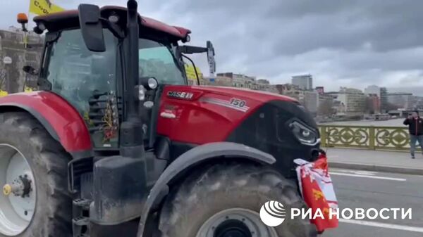 Тракторы на улицах Парижа в знак протеста против политики правительства