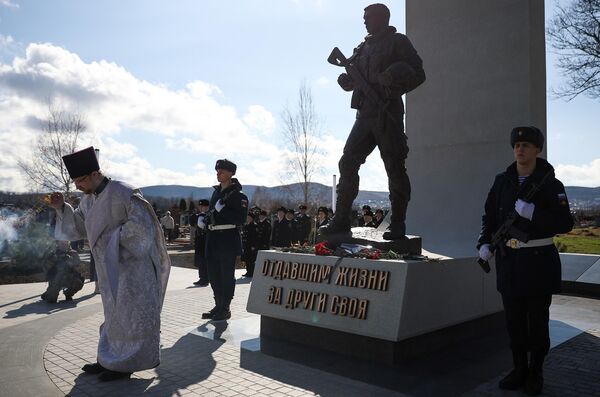 Церемония открытия мемориала военнослужащим-защитникам Отечества в Анапе в честь празднования Дня защитника Отечества