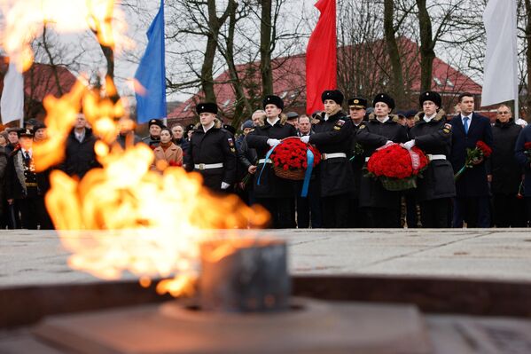 Церемония возложения цветов и венков к памятнику 1200 гвардейцам в Калининграде по случаю празднования Дня защитника Отечества