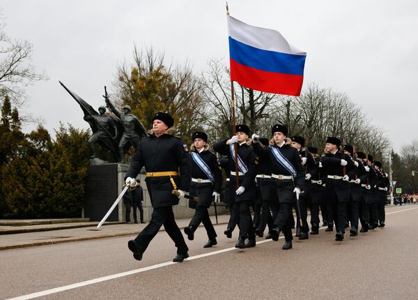 Почетный караул у памятника 1200 гвардейцам в Калининграде в честь празднования Дня защитника Отечества