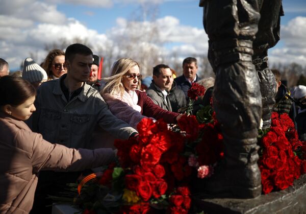 Люди возлагают цветы к мемориалу военнослужащим-защитникам Отечества в Анапе в честь празднования Дня защитника Отечества