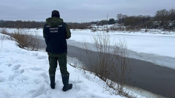 Место происшествия , где два мальчика провалились под лед на реке Днепр в Смоленске. 23 февраля 2024