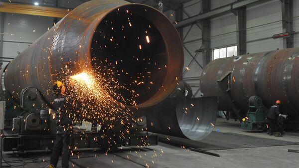 Рабочий зачищает сварные швы колонного оборудования для нефтеперерабатывающей промышленности на заводе Комсомолец в Тамбове