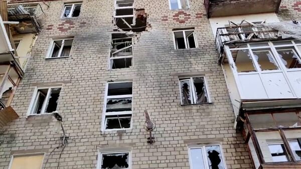 Кадры с места удара по жилому дому в Донецке