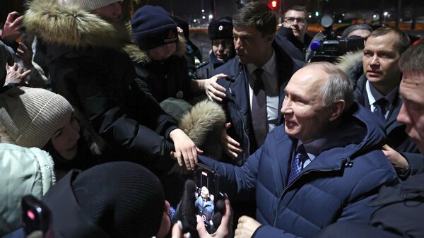 Президент РФ Владимир Путин общается с жителями в Цивильске в ходе рабочей поездки в Чувашию