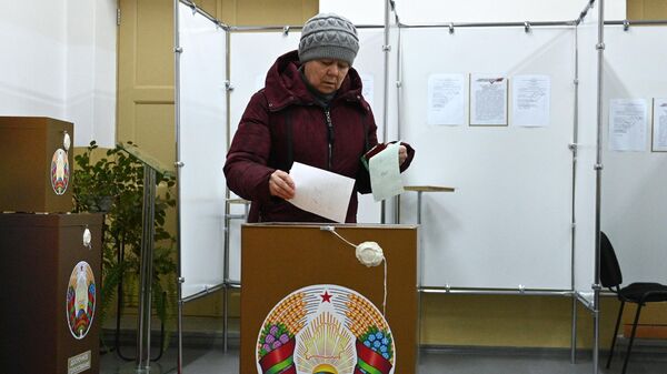 Женщина голосует на выборах депутатов нижней палаты парламента и местных советов Белоруссии на избирательном участке в Минске. 25 февраля 2024