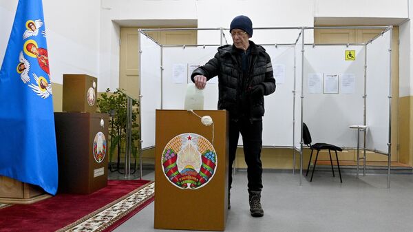 Мужчина голосует на выборах депутатов нижней палаты парламента и местных советов Белоруссии на избирательном участке в Минске