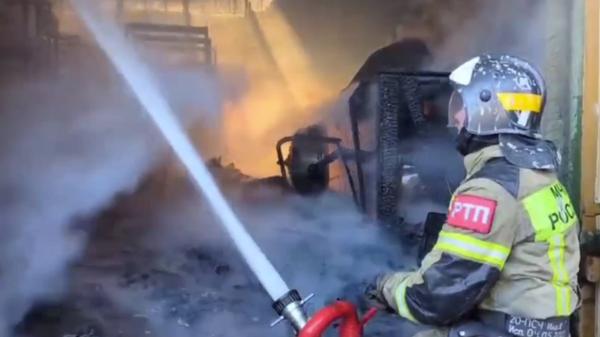 Тушение пожара на строительном рынке в Волгограде