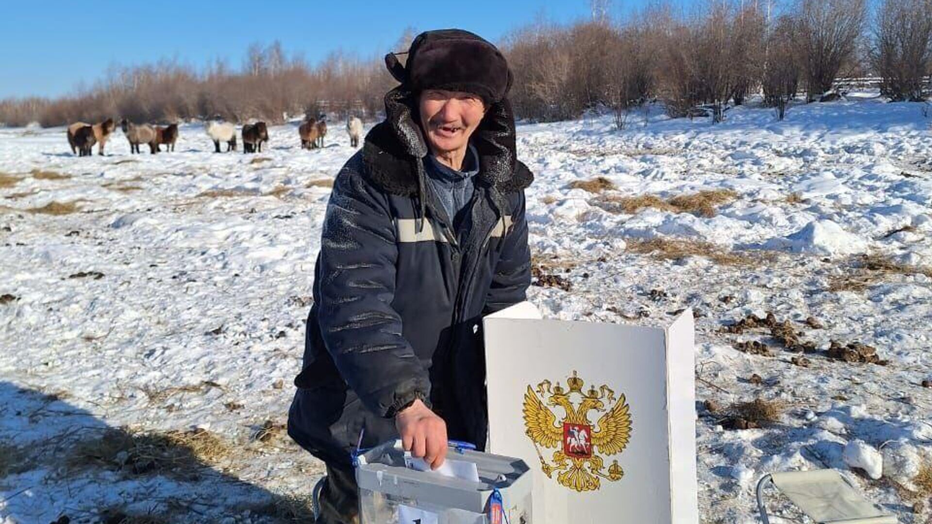 Мужчина принимает участие в досрочном голосовании на выборах президента России в Якутии - РИА Новости, 1920, 25.02.2024