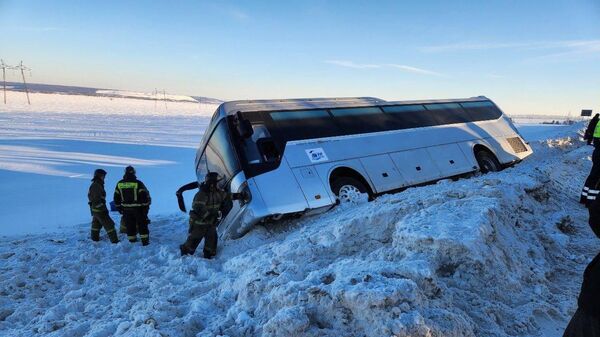 Междугородний автобус вылетел в кювет в Татарстане на трассе Чистополь-Нижнекамск