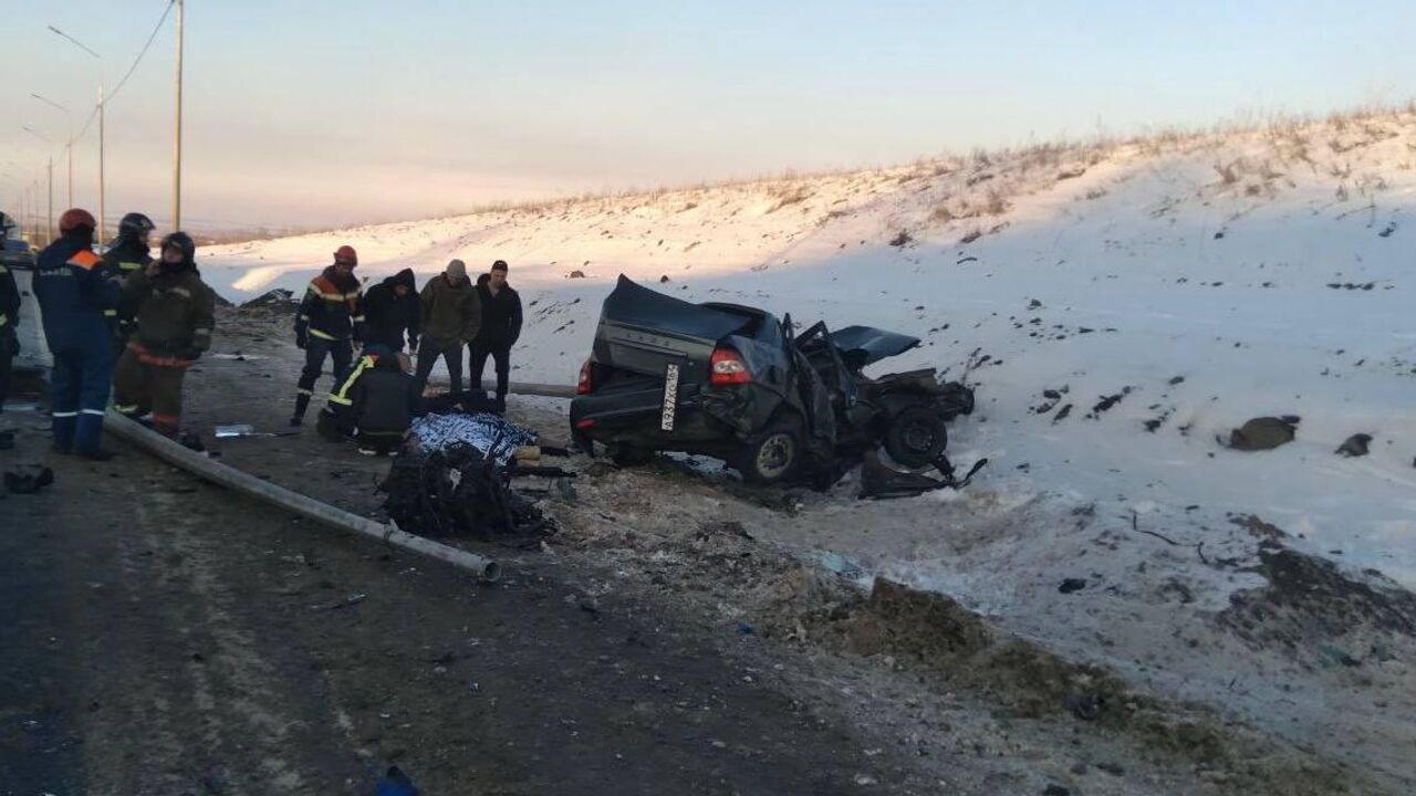 Под Саратовом легковушка врезалась в опору освещения, есть пострадавшие -  РИА Новости, 25.02.2024