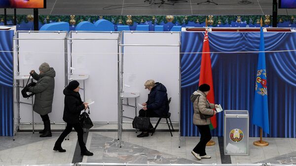 Люди голосуют на выборах депутатов нижней палаты парламента и местных советов Белоруссии в Единый день голосования в Минске