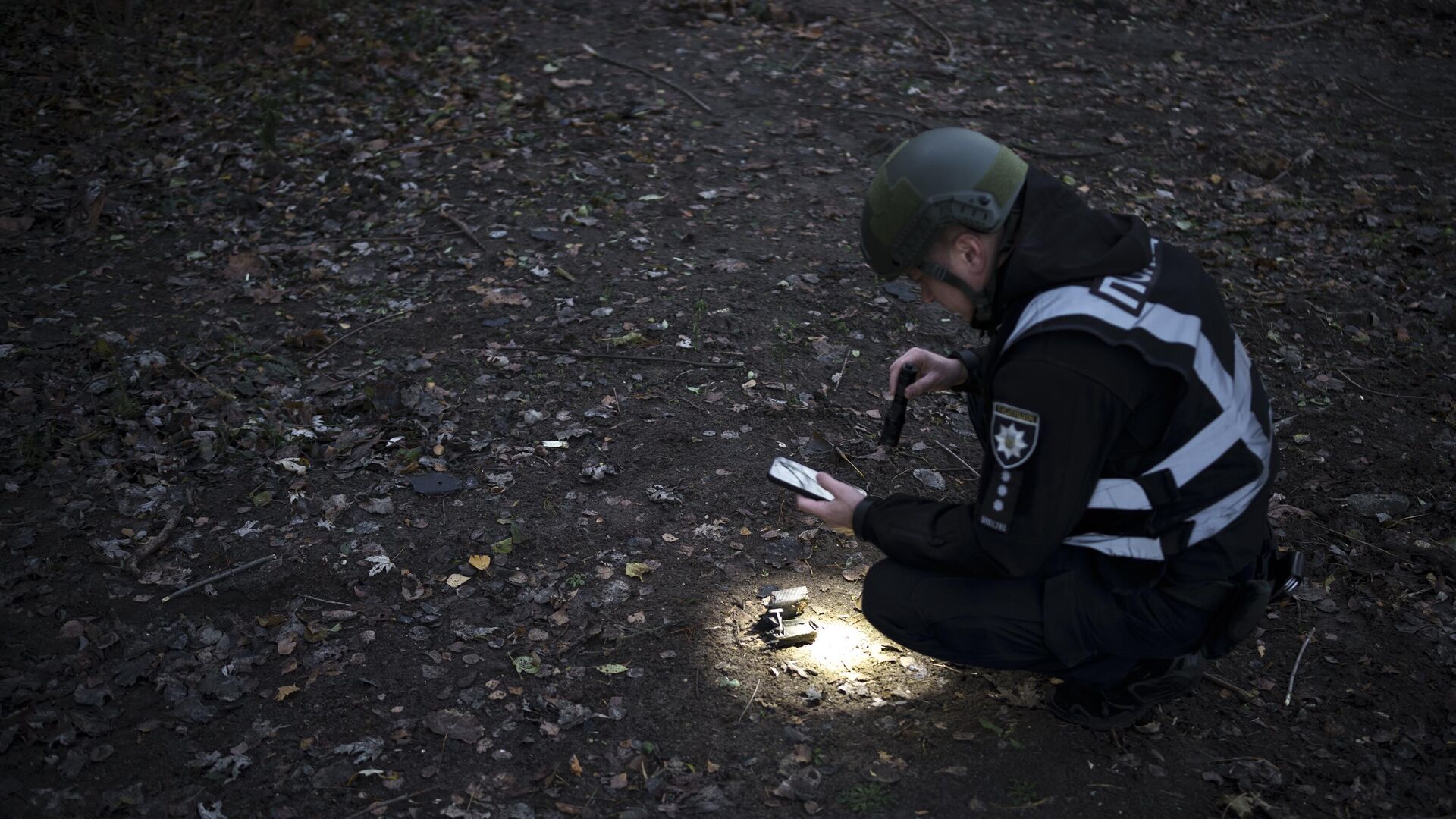 Сотрудник полиции Украины исследует обломки1