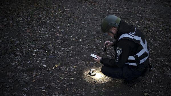 Сотрудник полиции Украины исследует обломки