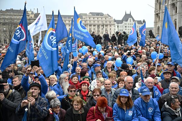 Участники акции протеста с требованием прямых президентских выборов в Будапеште, Венгрия Участники акции протеста с требованием прямых президентских выборов в Будапеште, Венгрия