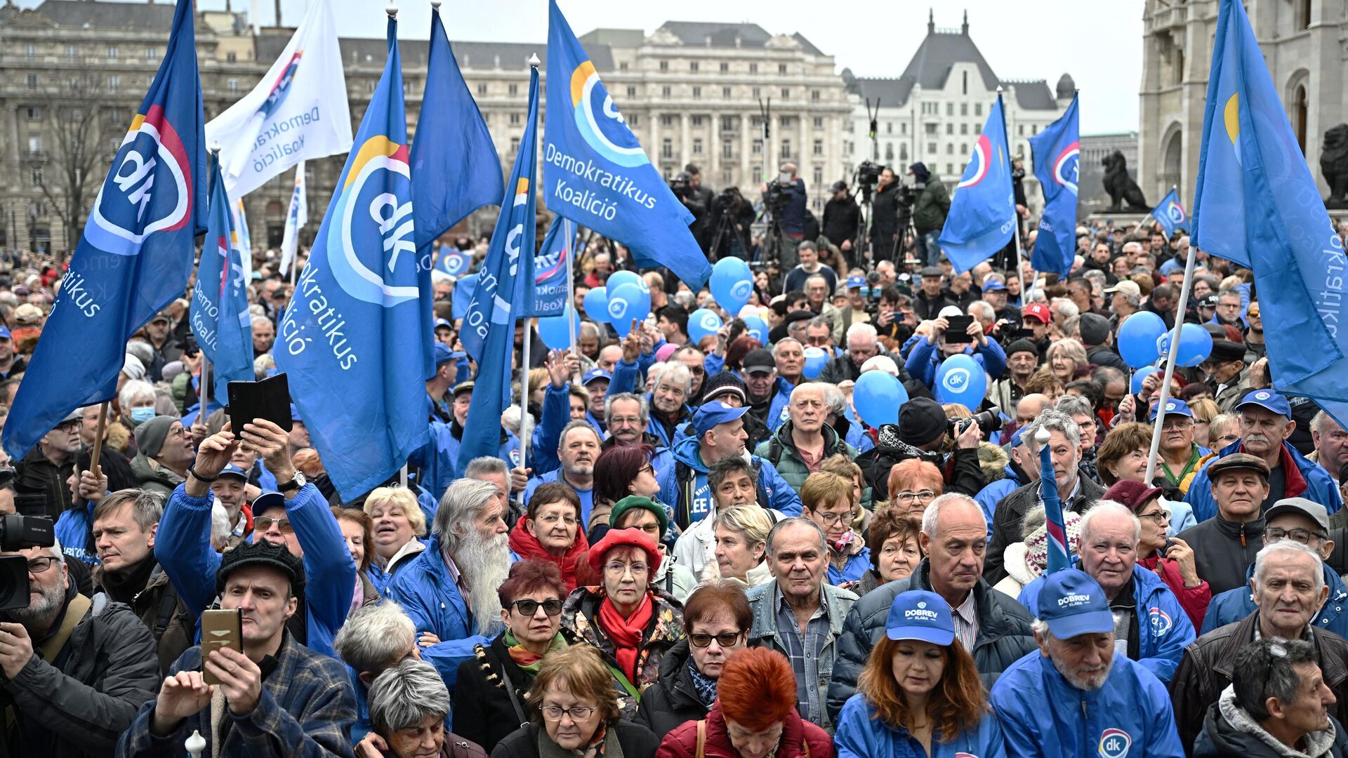 Участники акции протеста с требованием прямых президентских выборов в Будапеште, Венгрия - РИА Новости, 1920, 07.04.2024