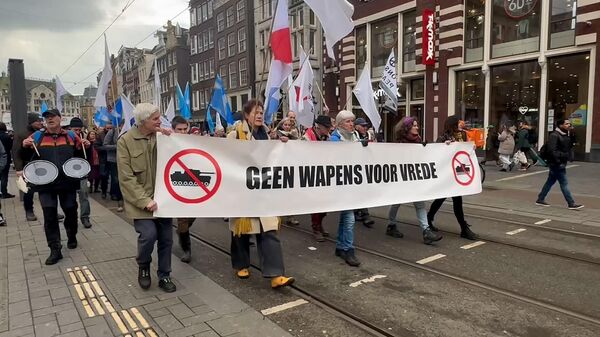 Демонстрация в Амстердаме за мир и против поставок оружия Украине 