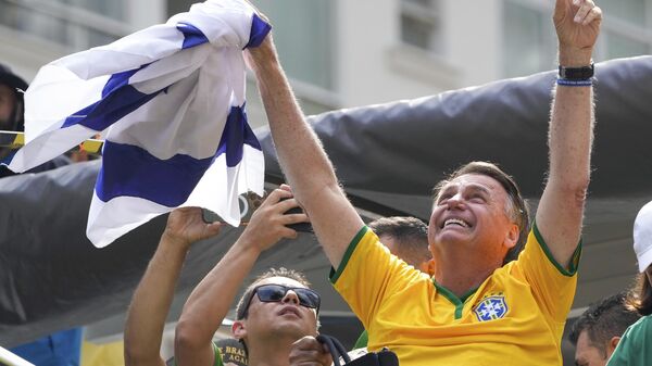 Бывший президент Бразилии Жаир Болсонару обращается к своим сторонникам во время митинга в Сан-Паулу
