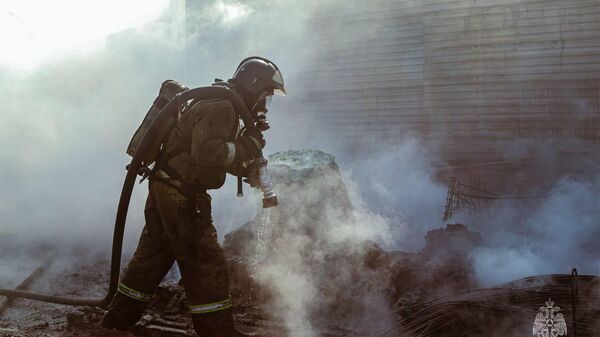 Ликвидация пожара на складах строительного гипермаркета Леруа Мерлен в пригороде Владивостока