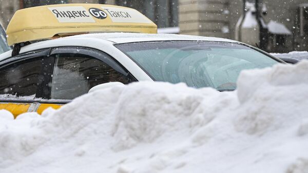 Автомобиль такси на дороге в Москве