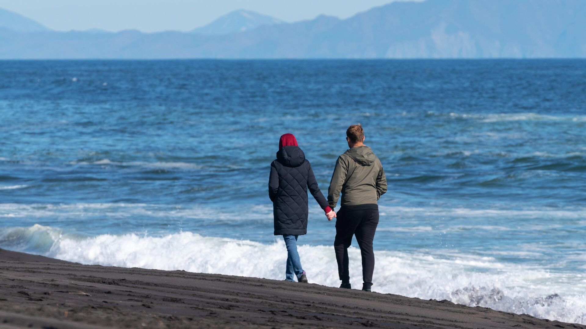 Молодые люди гуляют на Халактырском пляже Тихоокеанского побережья полуострова Камчатка - РИА Новости, 1920, 29.02.2024