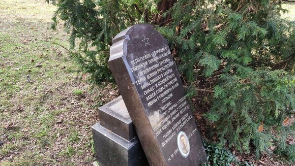 Поврежденный обелиск на могиле героя Великой Отечественной войны гвардии капитана Андрея Колбинского в Молдове