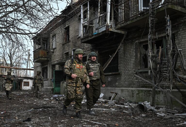 Военный священник отец иерей Роман Чебоненко и Имам Хатыб Рафи Хамзат во время осмотра улиц Авдеевки саперами