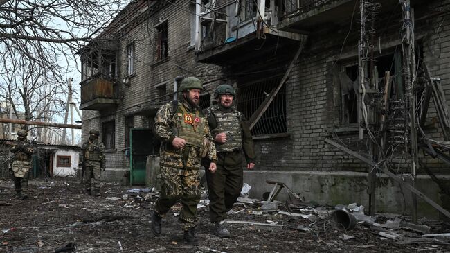 Военные священники иерей Роман Чебоненко и имам Хатыб Рафи Хамзат во время осмотра улиц Авдеевки саперами