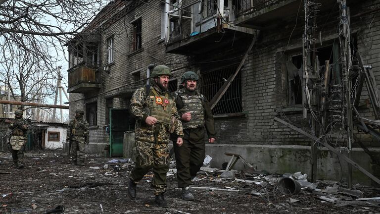 Военный священник отец иерей Роман Чебоненко и Имам Хатыб Рафи Хамзат во время осмотра улиц Авдеевки саперами