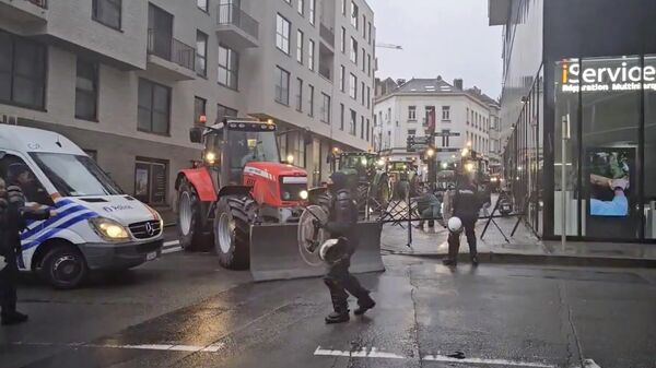 Протестующие фермеры прорывают полицейские заграждения в Брюсселе