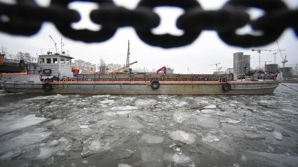 Вид с ледокола Норд во время дежурства на Москве-реке