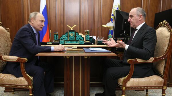 Президент РФ Владимир Путин и глава Карачаево-Черкессии Рашид Темрезов (справа) во время встречи