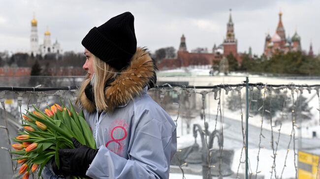 Девушка в парке Зарядье с цветами